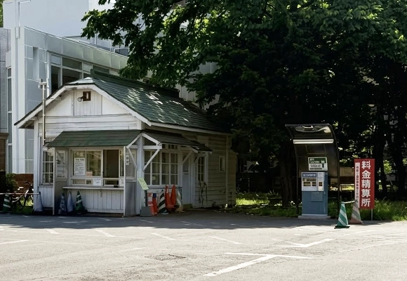 左側に「南門」と守衛所が見える写真