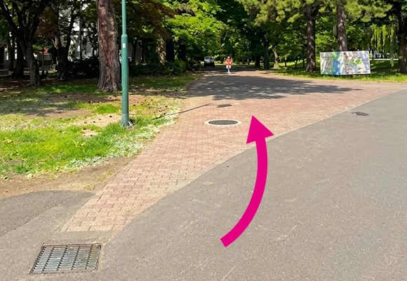 二股に分かれている道の左側に矢印が向いている図